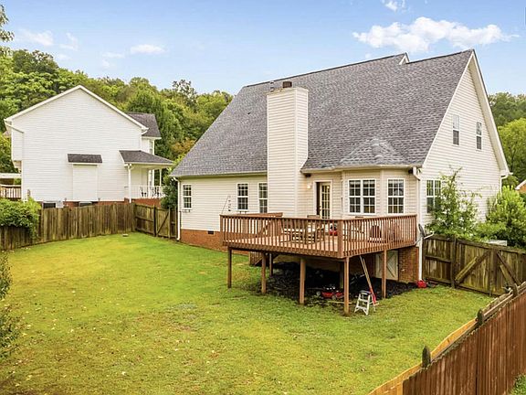 Big backyard, amazing for pets and kids to have lots of rooms for different activities