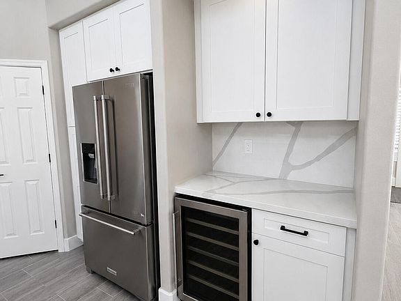 5th image of 7521 W SOUTHGATE Avenue