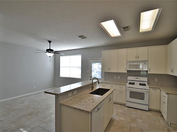 5th image of 332 Capella Oaks Ln