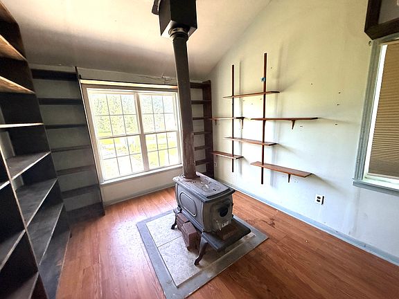 4th image of 912 Glenn Ave
