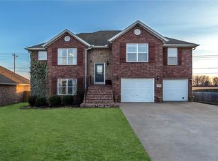 641 Mustang Ct, Centerton, AR 72719