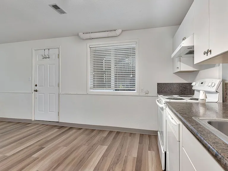 1 Bed 1 Bath in Prime NW District! — Photo 7
