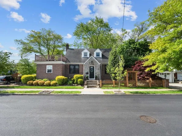 29 W Henrietta Avenue, Oceanside, NY 11572
