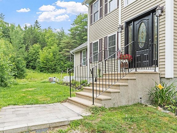 3rd image of 365 Benjamin St