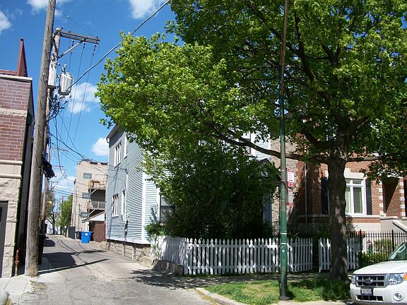 2nd image of 1544 W Melrose St