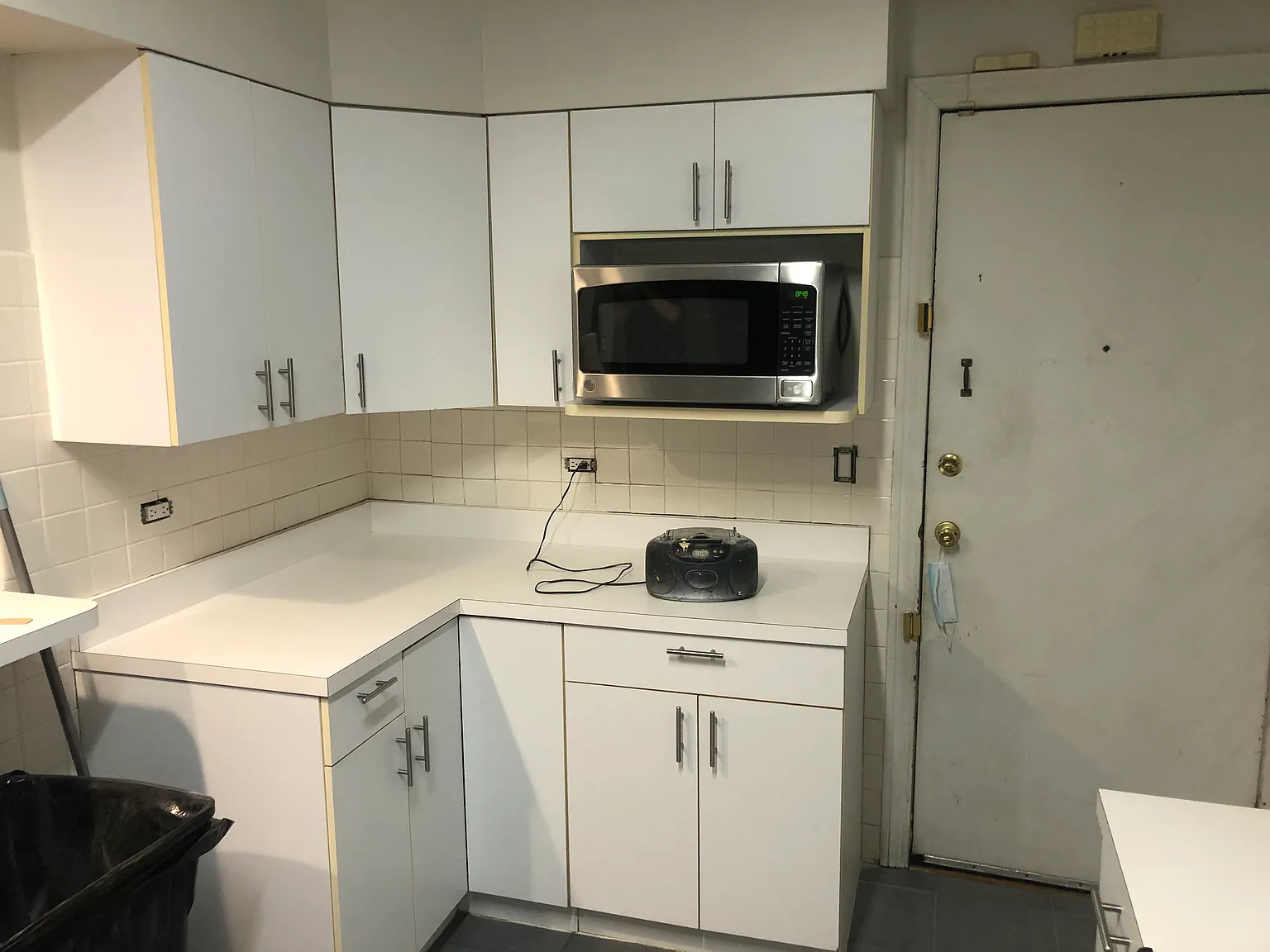 3 bed, 1.5 bath, 1700 sqft, $2,800 — Photo 2