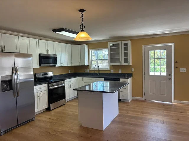 3 bed, 1050 sqft, $2,195 — Photo 4