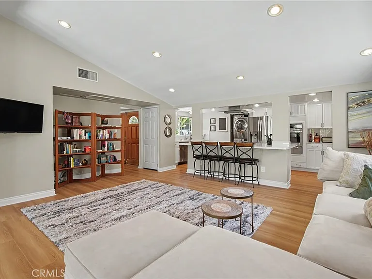 5706 Comanche Ave — Photo 4
