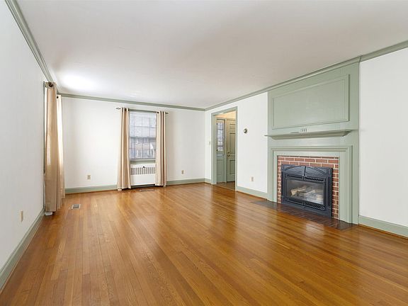 4th image of 909 Gracelyn Ct