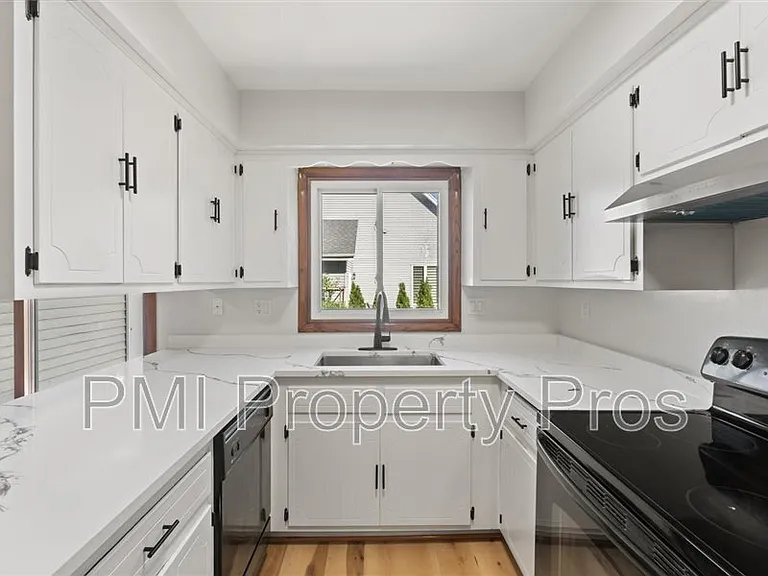 8150 S 88th St — Photo 11