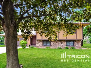 16691 N Hillcrest Ct, Eden Prairie, MN 55346