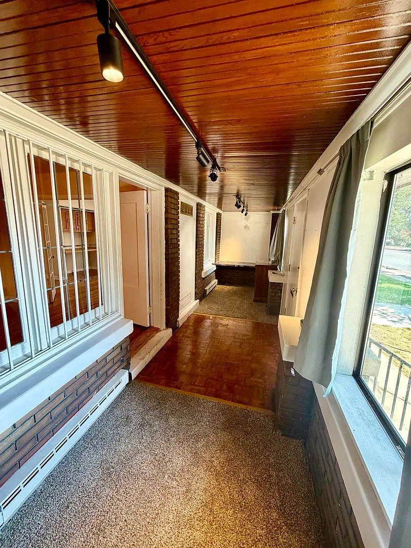 Bungalow/Office 2 Bedroom 2 Bath — Photo 2