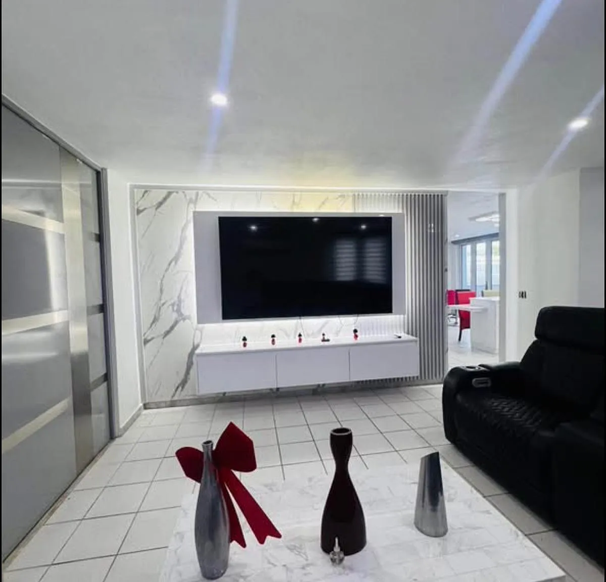 4 bed, 2.5 bath, 2100 sqft, $4,000 — Photo 3