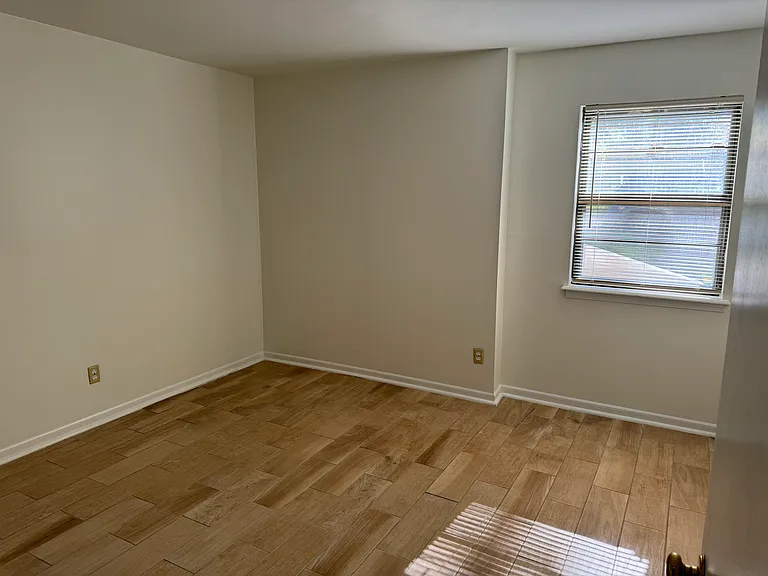 7800 N Camden Ave — Photo 11