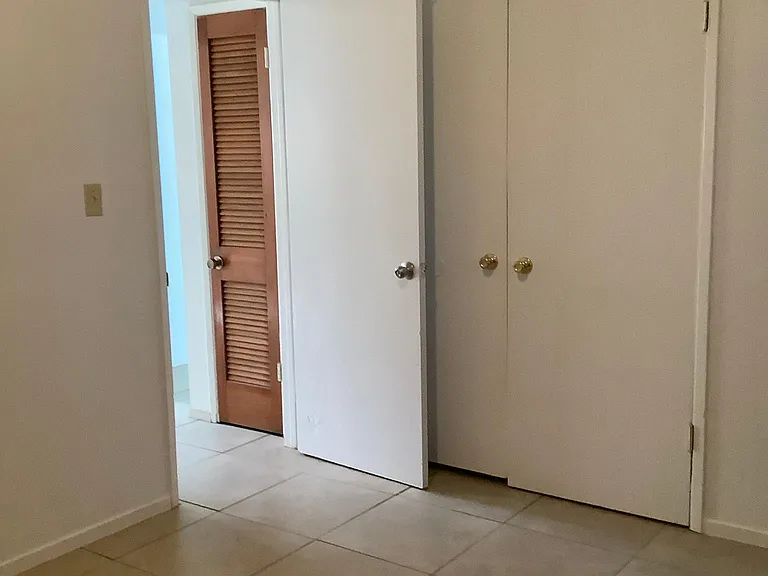 1014 S Trinity St — Photo 17
