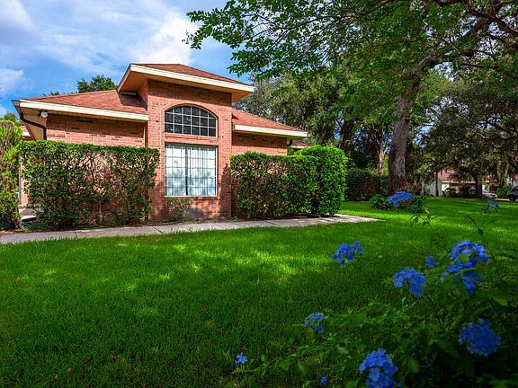 3rd image of 5815 Antigua Dr