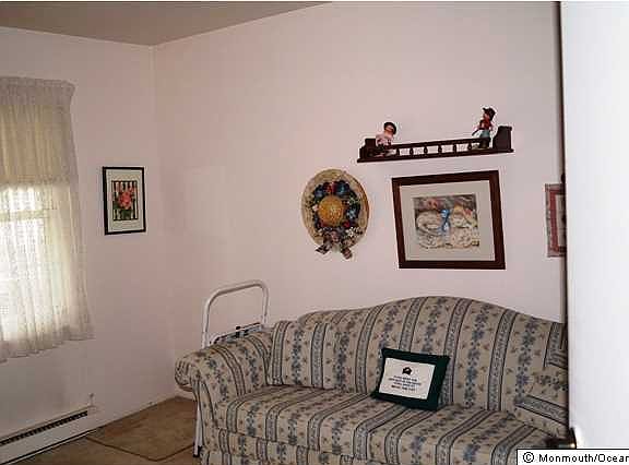 4th image of 500 Thornbury Court #B
