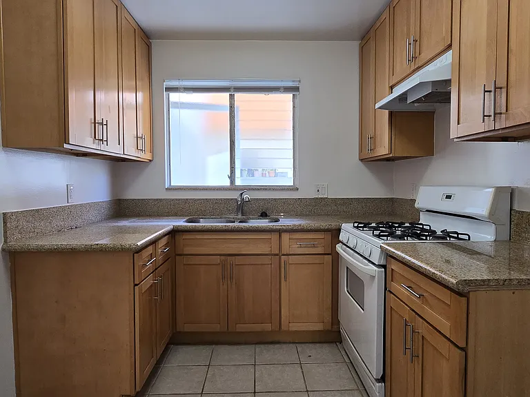 1302 Lyndon St #6 — Photo 6