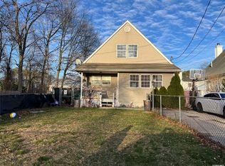 9 Essex Cir, Shirley, NY 11967