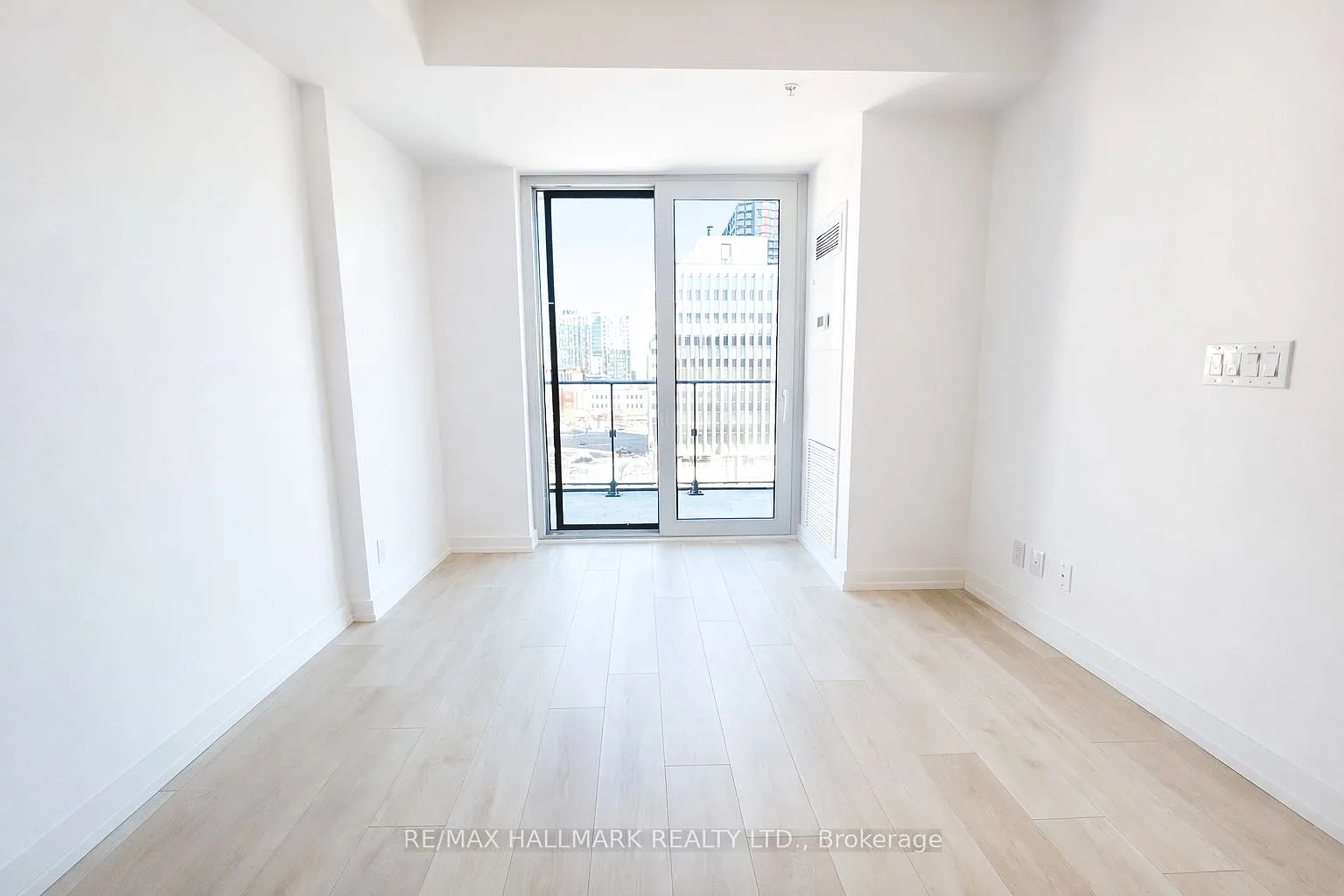 75 James Condos — Photo 3