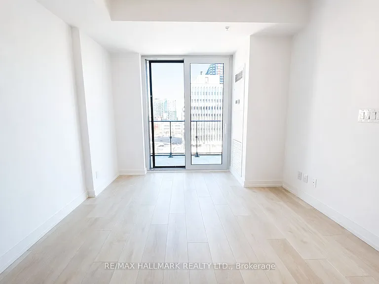 75 James St S #713 — Photo 3
