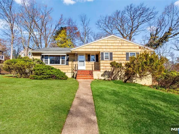 3 Neer Dr, Park Ridge, NJ 07656