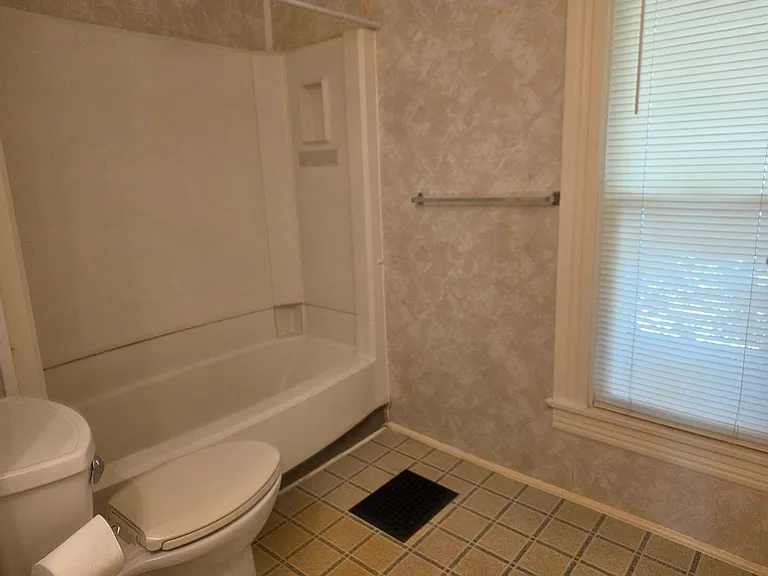 200 E Walnut St — Photo 17