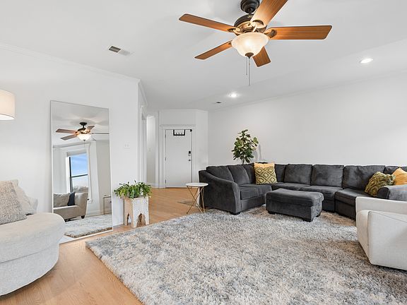 4th image of 3909 N Sheridan Rd #3H