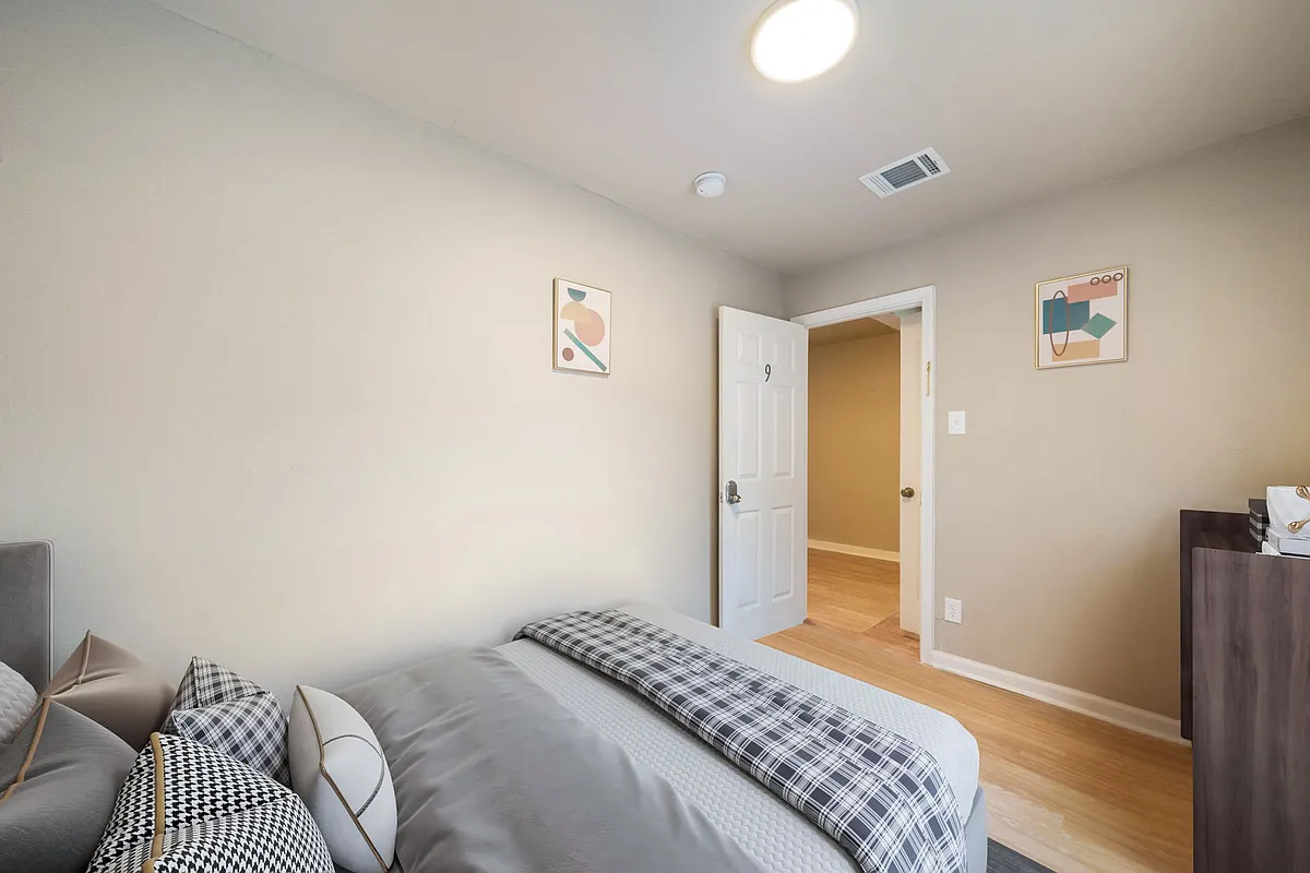 Disclaimer: This photo has been virtually staged. Not all furnishings seen will be included. Please view the virtual tour. - Firefly Ave