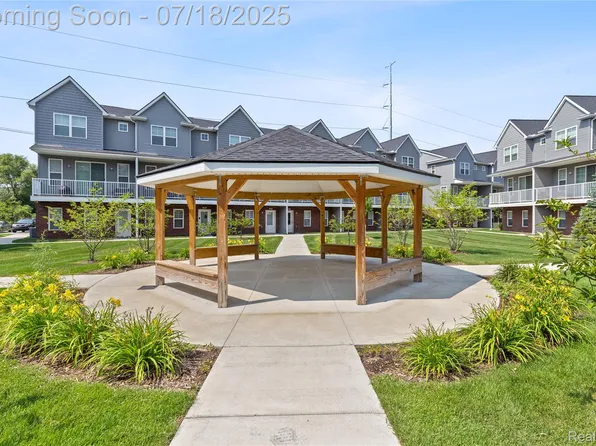 3989 Trailwaycommons Cir, Auburn Hills, MI 48326