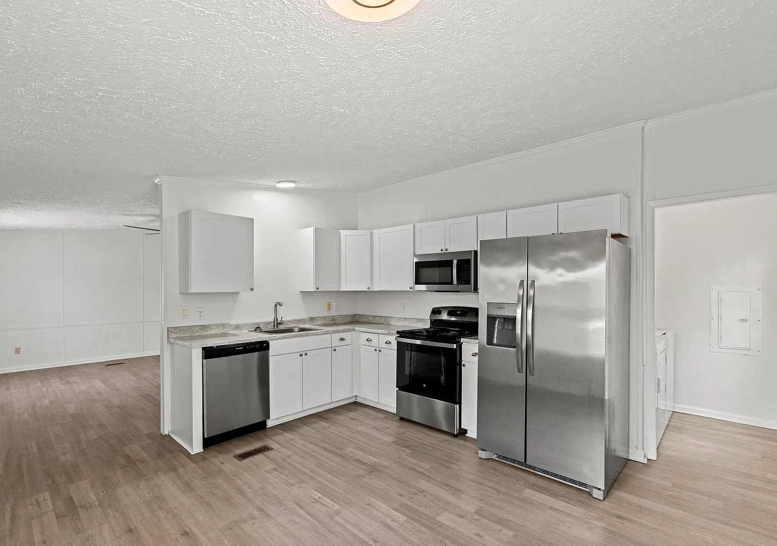 Available now! 3 bedroom — Photo 4