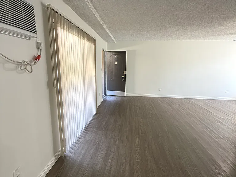 760 S Marengo Ave — Photo 4