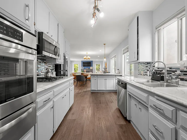 14034 Valerio St — Photo 24