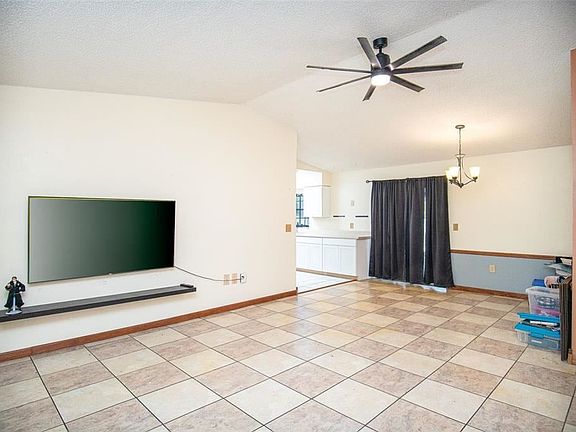 3rd image of 925 Sugar Pl