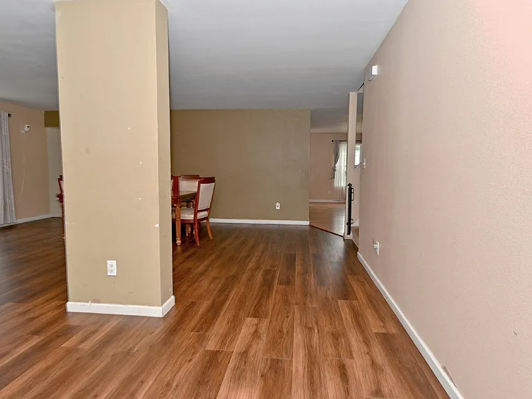 1043 Rentham Ln — Photo 4