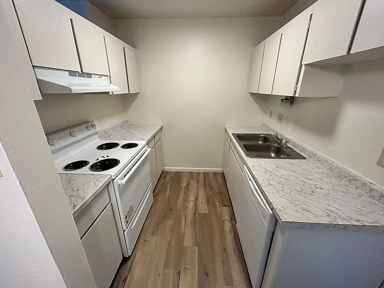 2309 W Broadway — Photo 10
