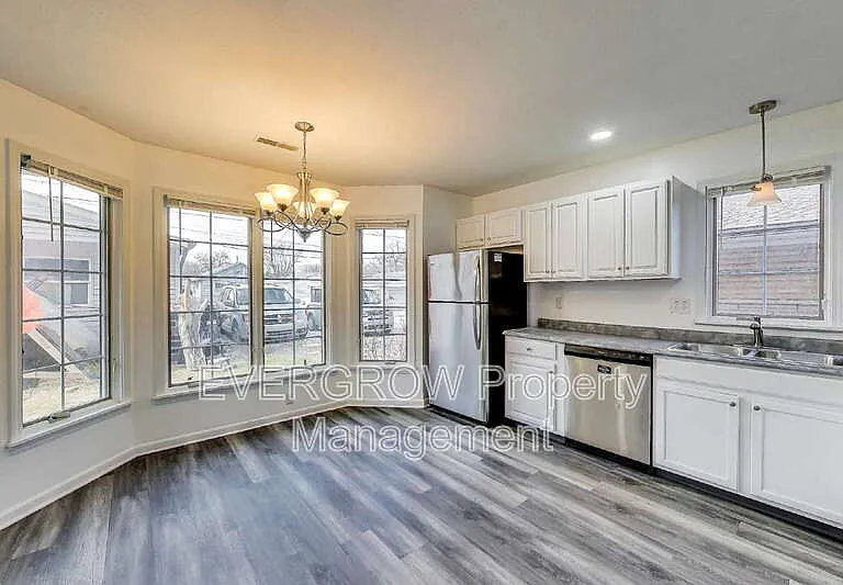 142 N 7th Ave — Photo 7