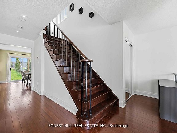 5th image of 110 Foxfield Cres