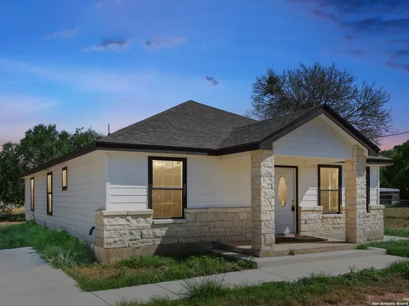 805 Fir St, Jourdanton, TX 78026
