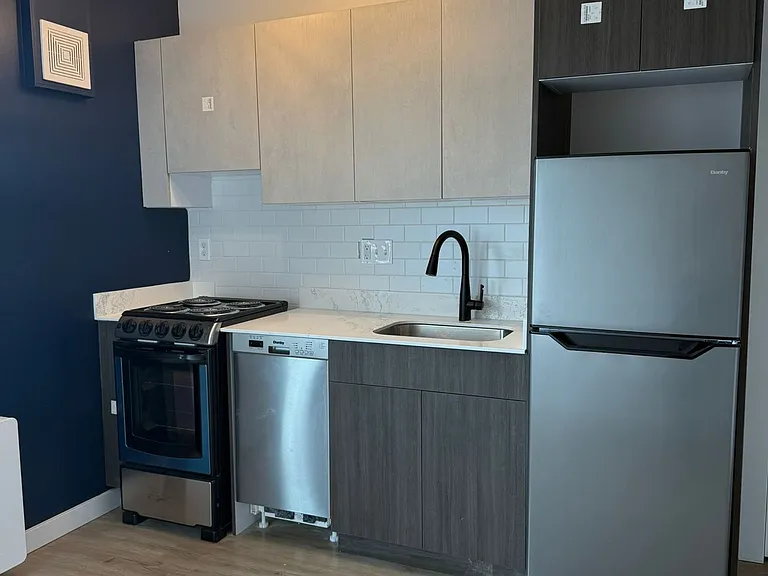 240 Mack Ave — Photo 6