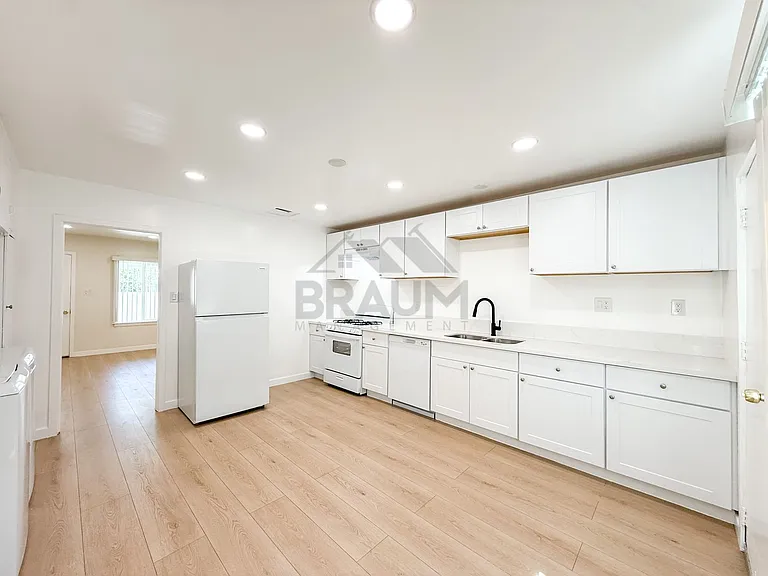 15550 Vanowen St — Photo 13