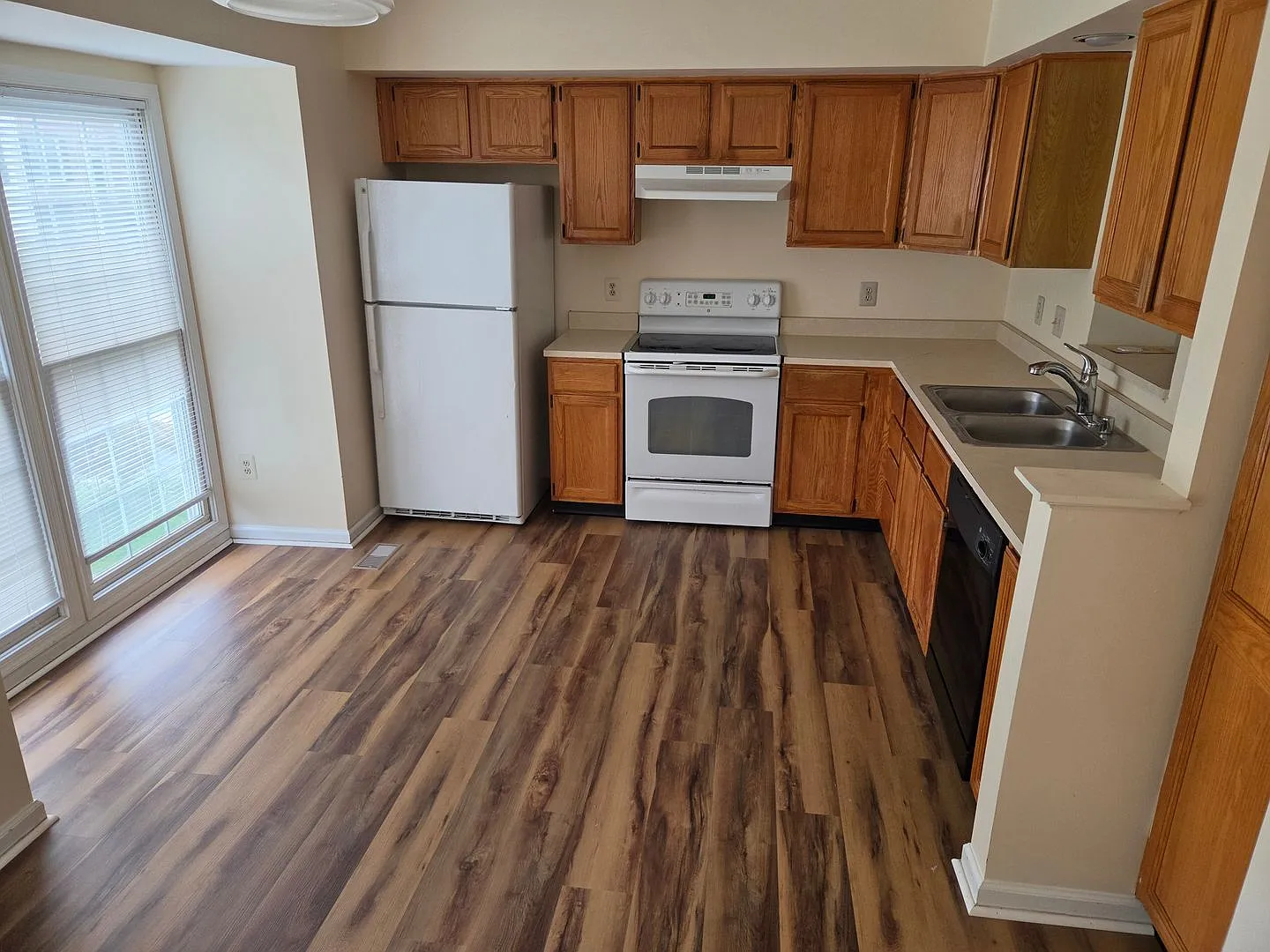 3 Bedroom 1 1/2 Bath Townhouse — Photo 2