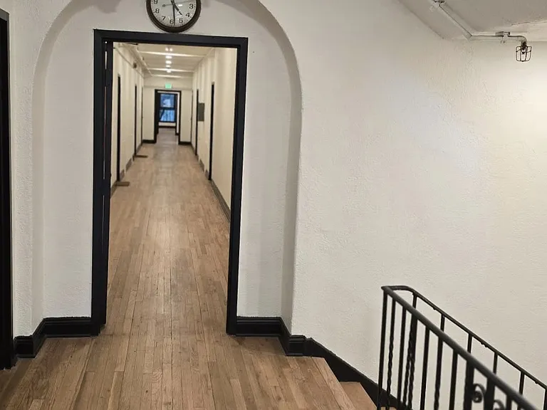 DE MILLE MANOR — Photo 8