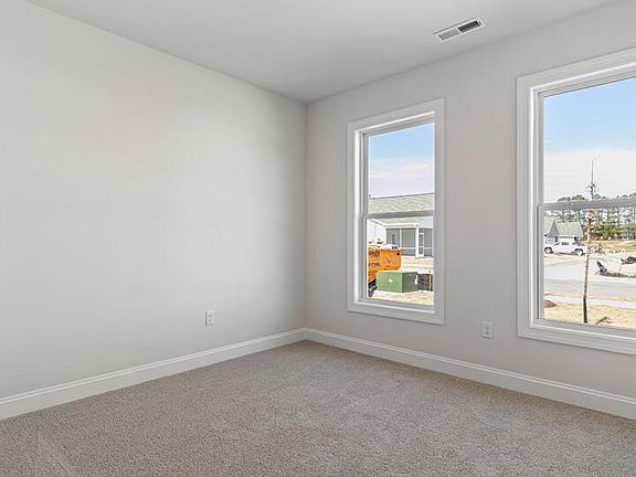 5th image of 568 Lemon Daisy Ln