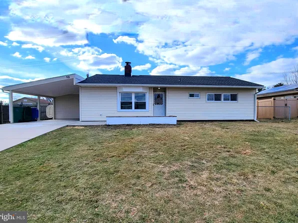 10 Blue Ridge Dr, Levittown, PA 19057