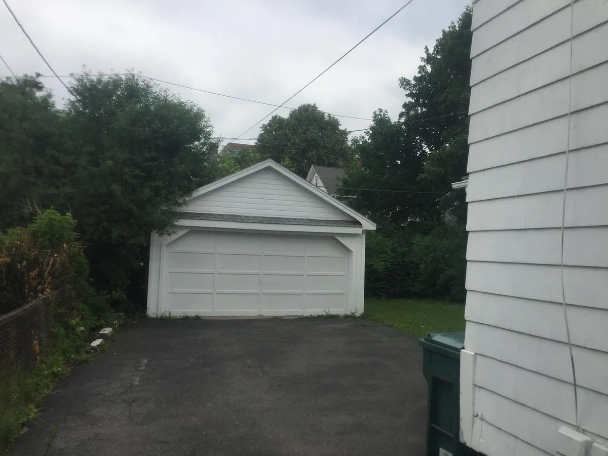 Building Photo - 162 Rossiter Rd