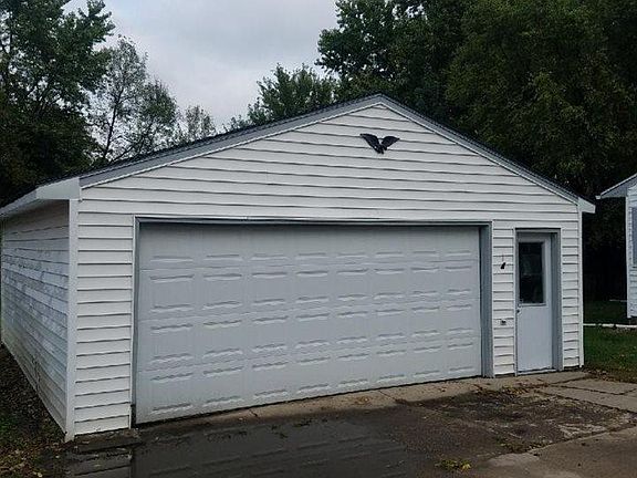 3rd image of 205 McKinzie St N