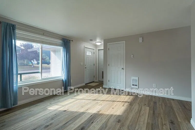 3 bed, 2.0 bath, 1136 sqft, $2,395 — Photo 2
