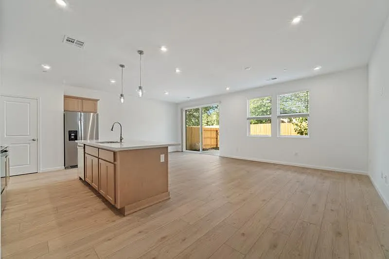 3 bed, 2.5 bath, 1800 sqft, $3,600 — Photo 2