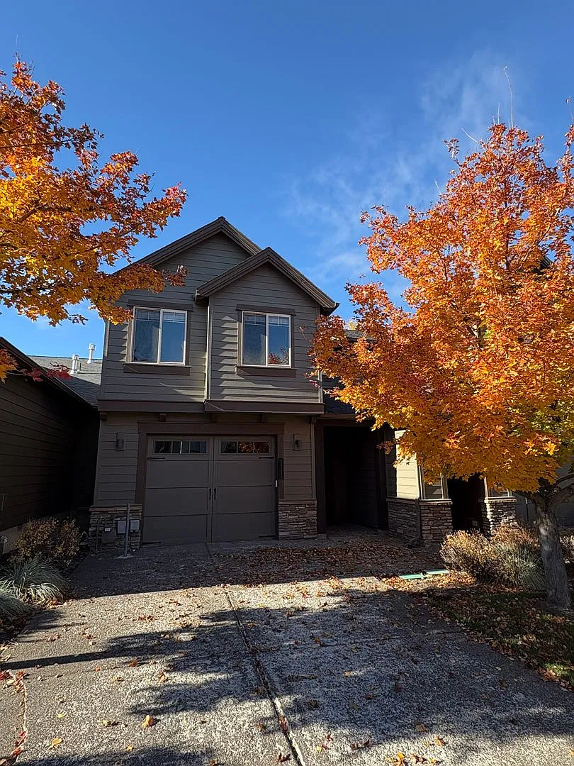 Beautiful 3 Bed/2.5 Bath Townhome in SE Bend Stonegate Community — Photo 1